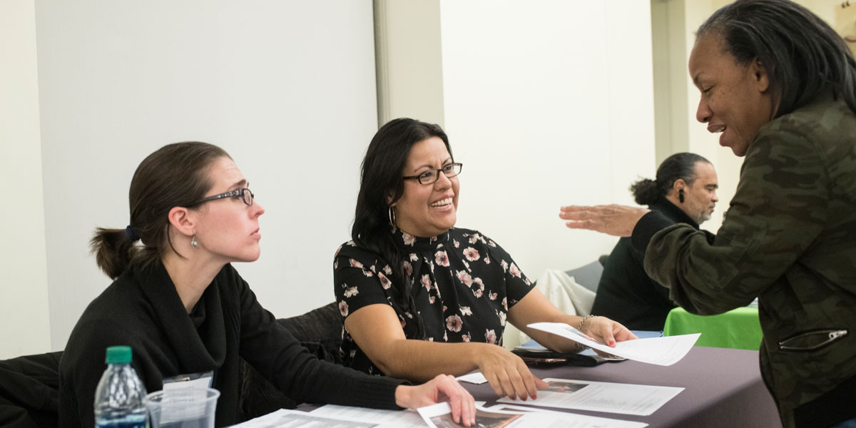 WomenveteransinteractwithvariousvendorsduringtheChicagoFoundationforWomen'sEnglewoodWomen'sInititiativeveteransrecruitmentevent